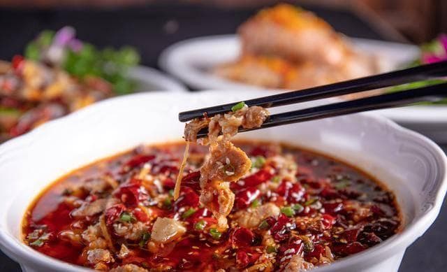 水煮肉片：川菜中的经典之作，烹饪技巧全解析