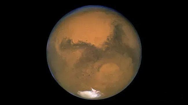 2025年火星冲日：如何看到这颗最大、最亮的红色星球