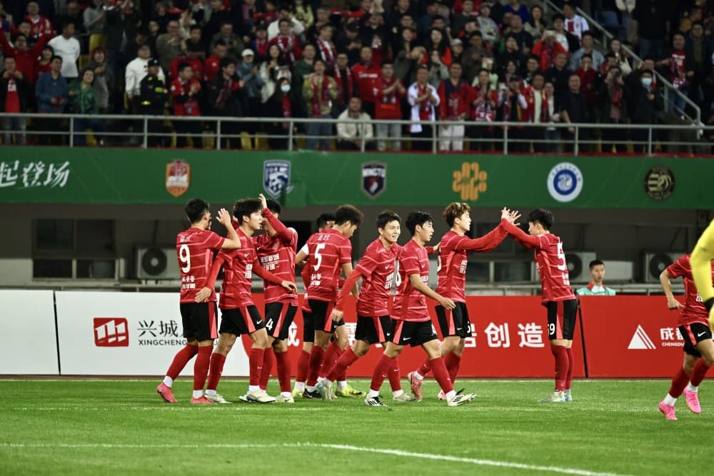 2比1，中乙首胜！成都蓉城B队刮起青春风暴，赛场惊现“彩虹过人”！