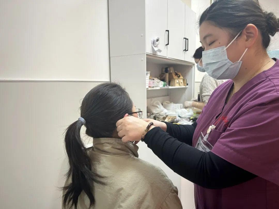 世界睡眠日：中医耳穴埋豆、艾灸助年轻人改善睡眠