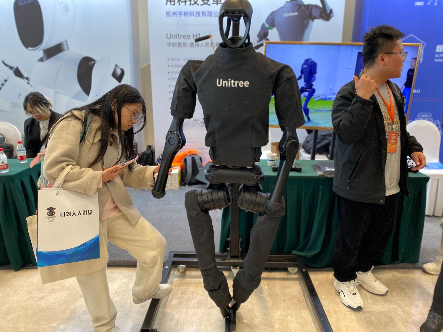 全球人形机器人在北京“总动员”  加速走进千家万户