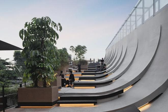 雅加达新地标Aruma餐厅酒吧，波浪屋顶与绿意共舞的现代建筑之美