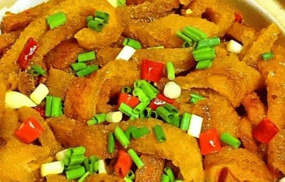 炸猪皮制作全攻略：从选材到创新食用，这样做既美味又健康