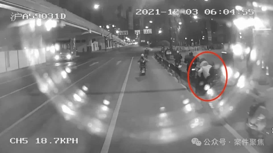 公交车司机为避让急踩刹车，致乘客十级伤残！法院这样判