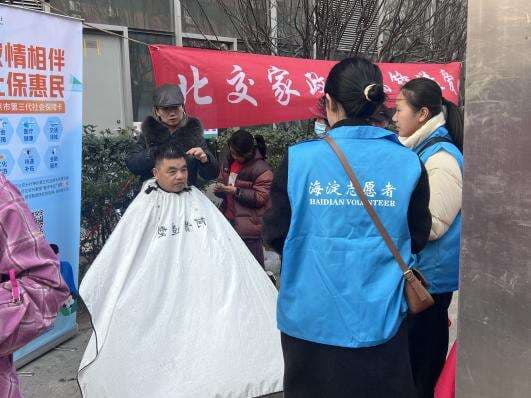 中央财经大学志愿者开展弘扬雷锋精神活动