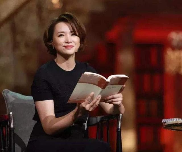 董卿婚变后华丽转身，51岁单身依旧时尚自由