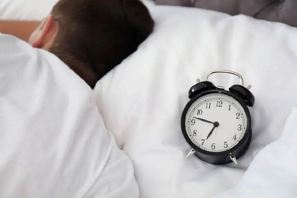 平时熬的夜，周末补觉有用吗？来看看补觉的正确方法→