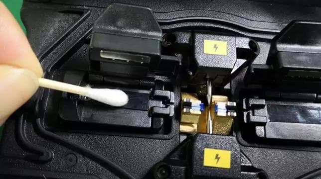 实用！光纤熔接机的日常清洁流程（附图说明）