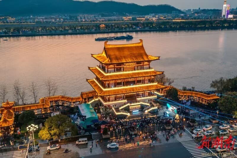 一座杜甫江阁带火一座城