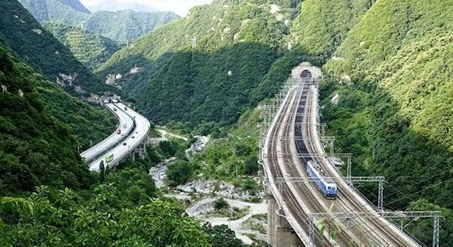 秦岭隧道：穿越山脉的壮举