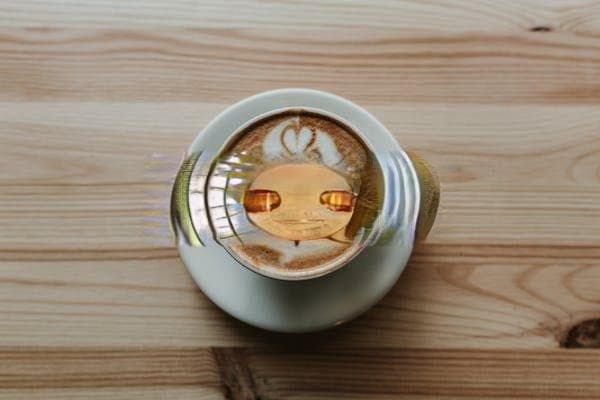 如何通过观察发现浓缩咖啡的萃取问题？