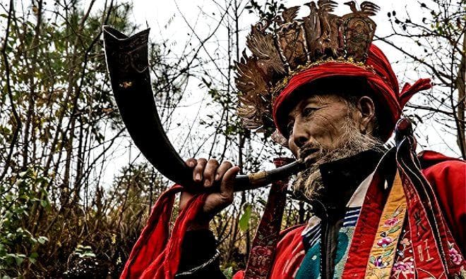 贵州神秘背尸人：以背尸背棺材为生，需三天三夜不吃不睡！