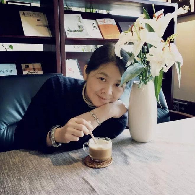 在喧嚣的公园里，我向鲁迅先生献上一片玉兰叶