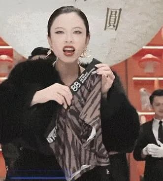 直播间的"女老板"们，不卖产品卖演技