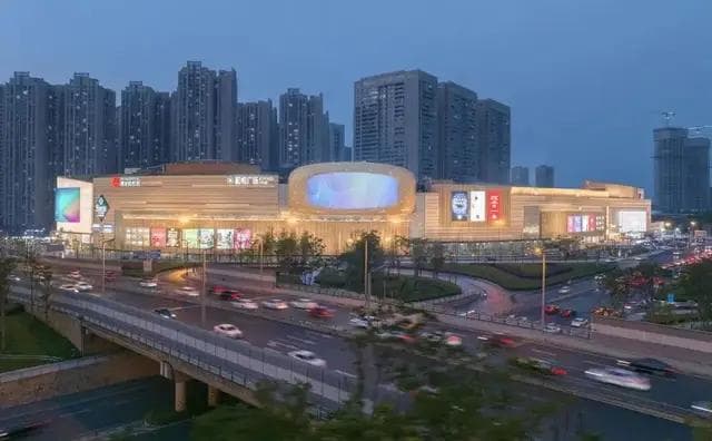 城市更新背景下的商业广场改造设计：三大案例解析与设计要点