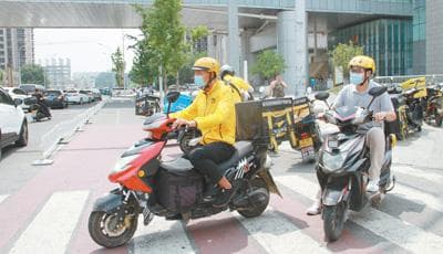 记者跟随“外卖小哥”送外卖：一声“谢谢” 再累也值