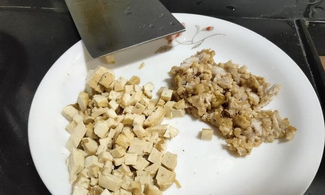 剩菜不浪费，做肥料更环保（从厨余垃圾到有机肥，让餐桌变成绿色宝库）