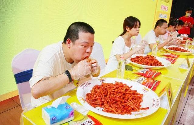 连吃15包辣条进ICU！医生提醒：这种零食别乱吃