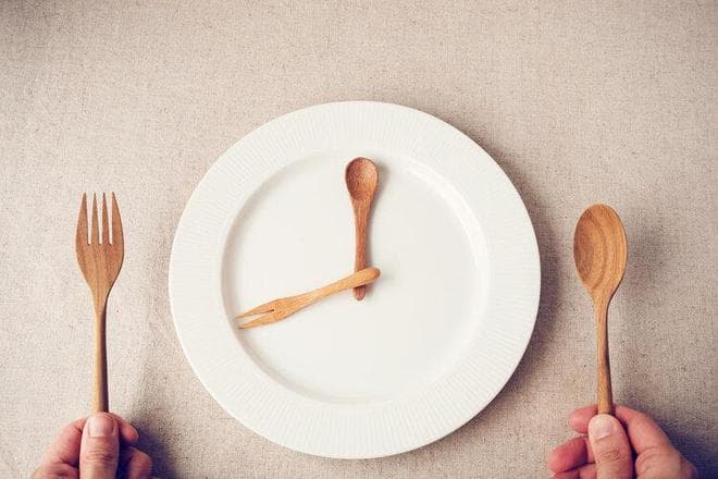 “过5不食”新用途！研究：下午5点后禁食14小时，可改善常见
