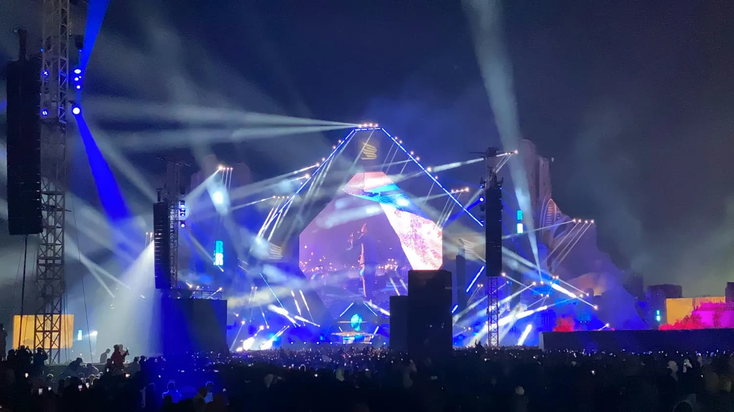 凤凰传奇&赵露思跨年舞台大揭秘：一场跨时代的艺术碰撞