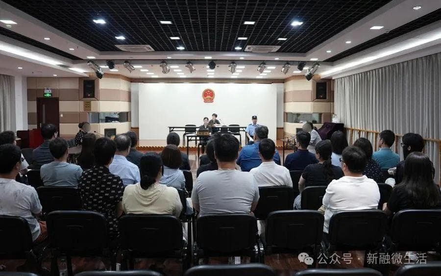 对物业不满意能拒交物业费吗？物业公司将业主告上法庭，社区巡回审判生动普法