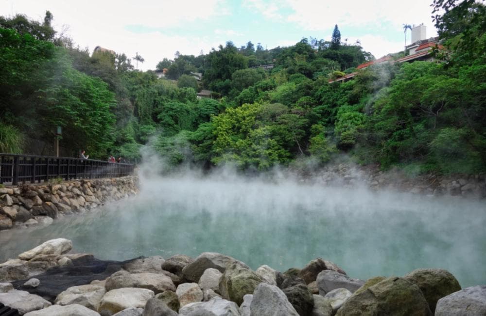 泡温泉，和泡热水澡有区别吗？
