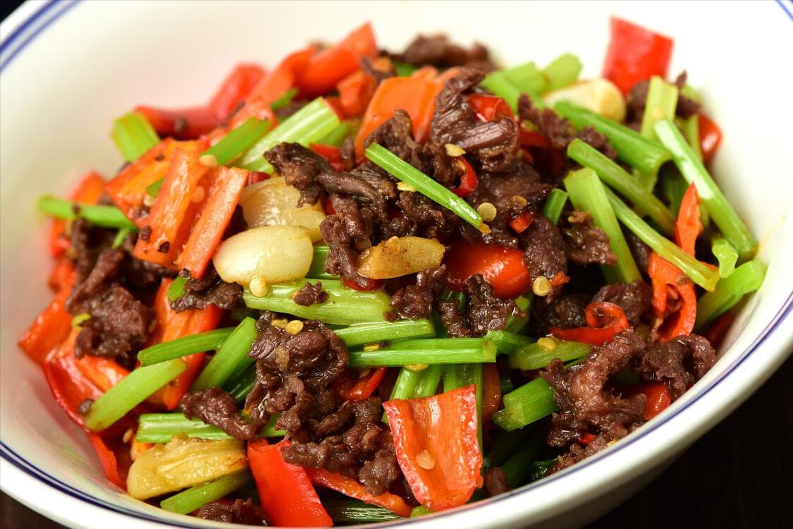大厨教你牛肉腌制秘诀：香嫩多汁无腥味的小炒牛肉