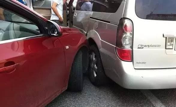 假期出行，遇到交通事故后，一定要这样拍照才能维权→