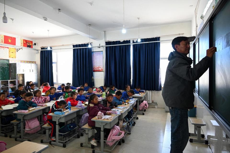 雪域之上｜中国海拔最高的县城小学：食宿学费全免，还有营养餐