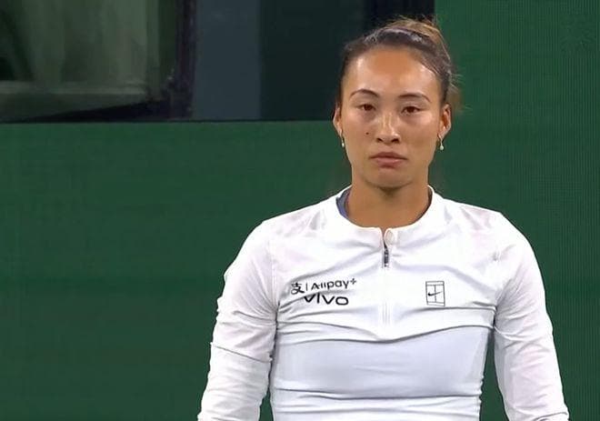 超级喜讯，郑钦文2-0前世界第一！终结3连败，2中国金花同进32强