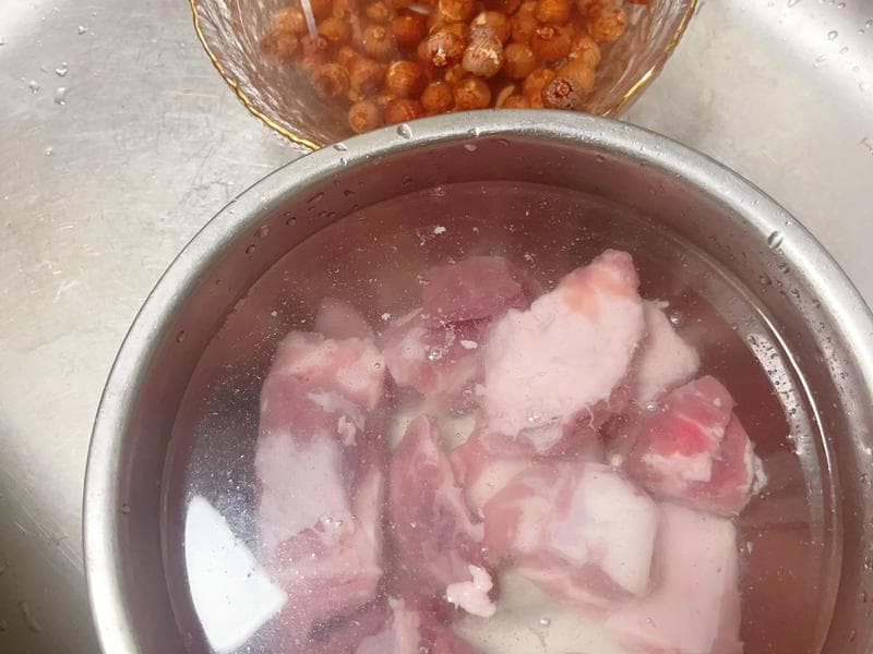 排骨莲子配墨鱼，两小时煲出滋补靓汤