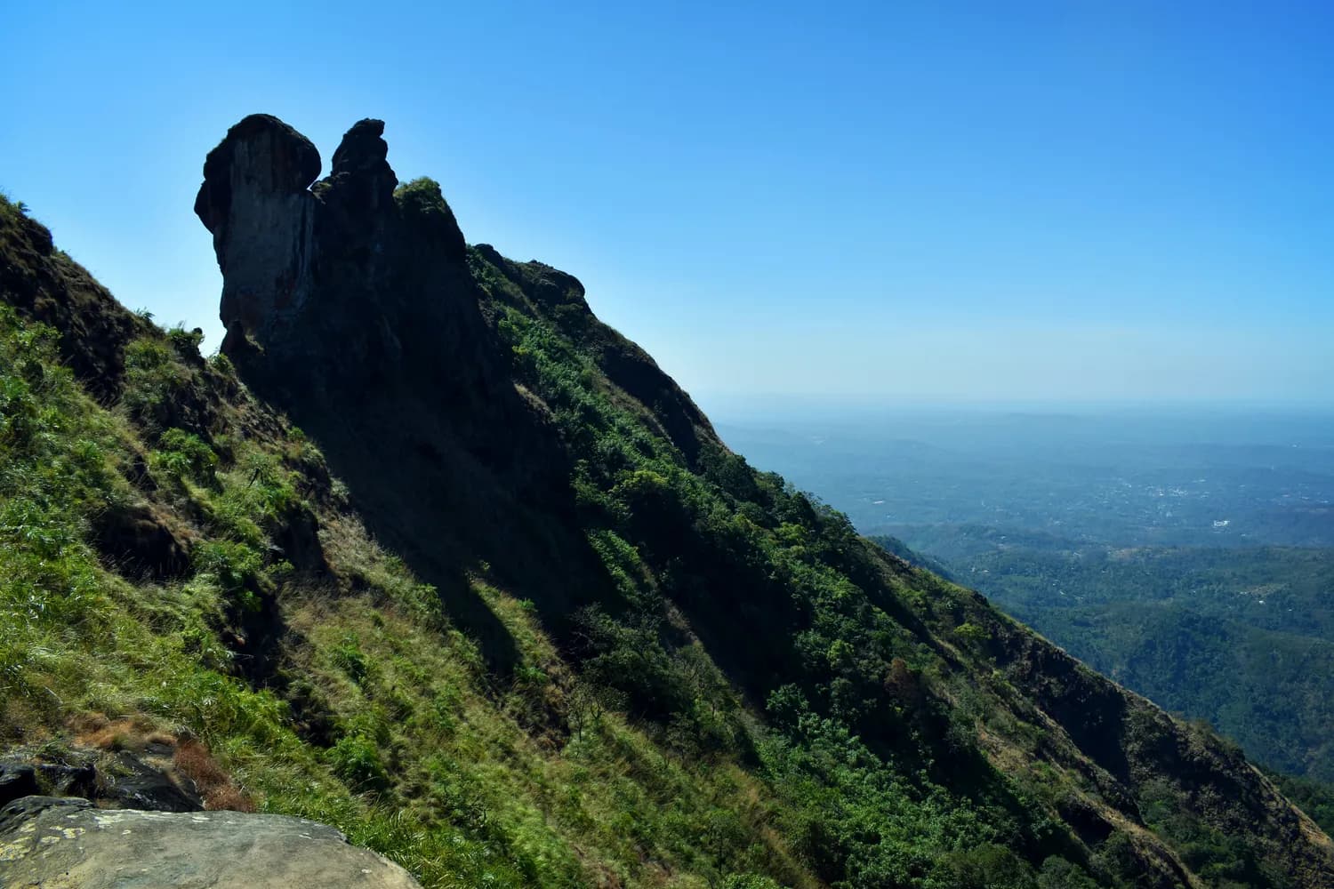 王安石《登飞来峰》：人生如登山，不畏浮云遮望眼