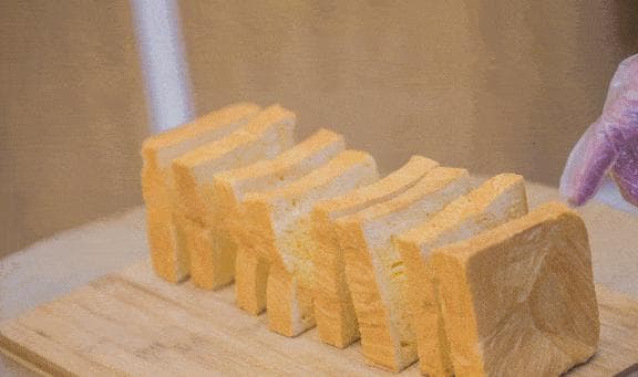 吐司大揭秘：山形吐司与方形吐司的制作要点