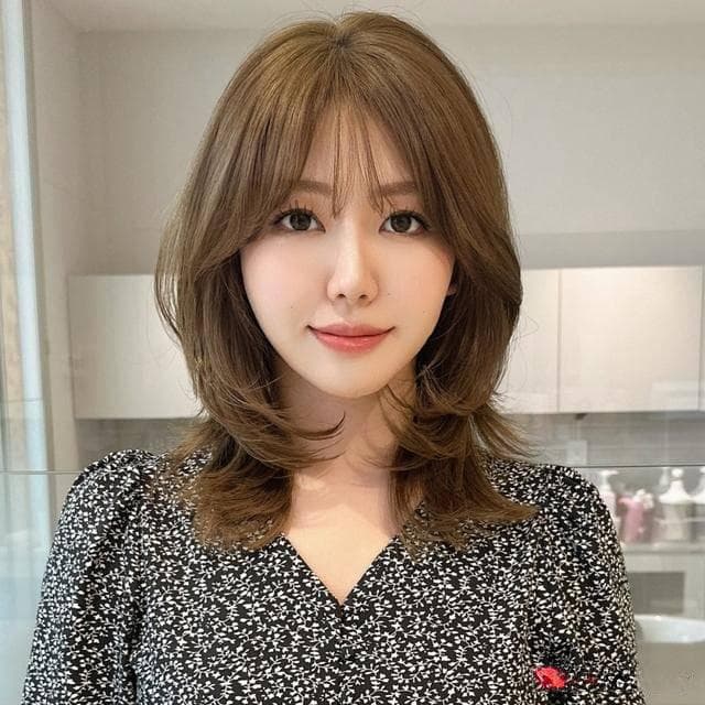 微卷锁骨发正流行：轻松打造“头包脸”的黄金比例 时尚圈永不过时
