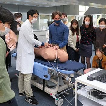 在日本当医生需要满足哪些条件？医师资格证考试难度揭秘