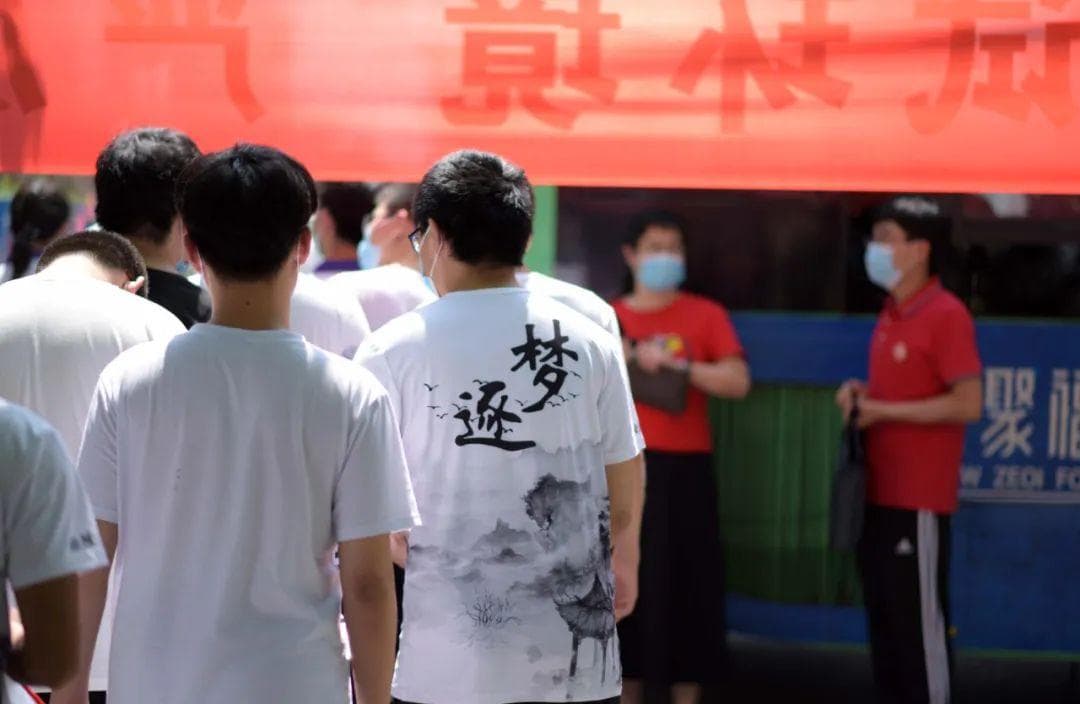 再战高考的复读生们：心仪的大学能逆天改命吗？