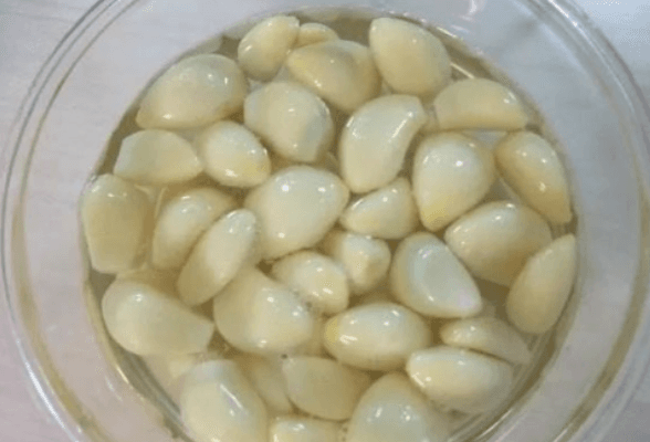 大蒜加热后变绿是怎么回事