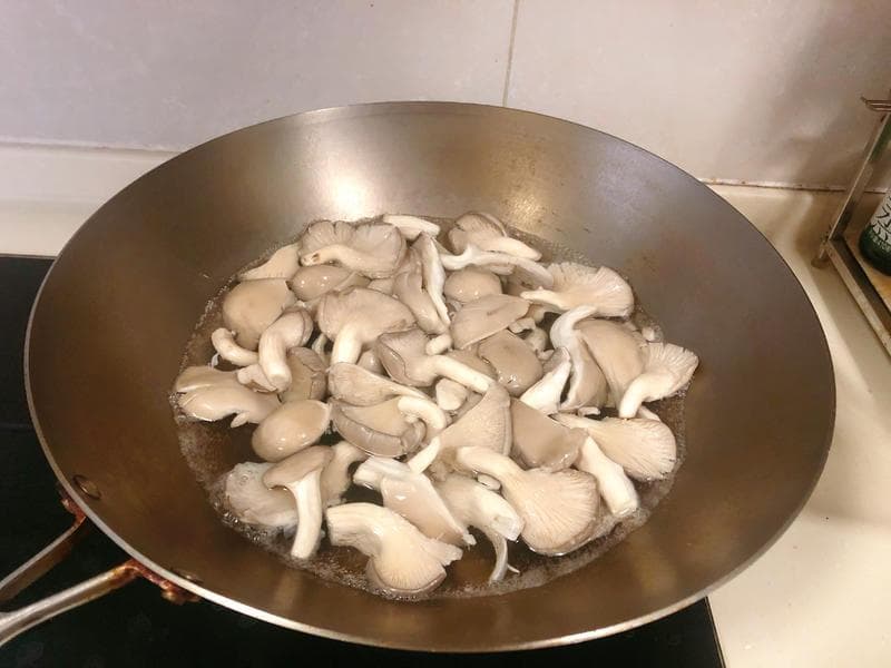 健康低脂的凉拌鱿鱼平菇