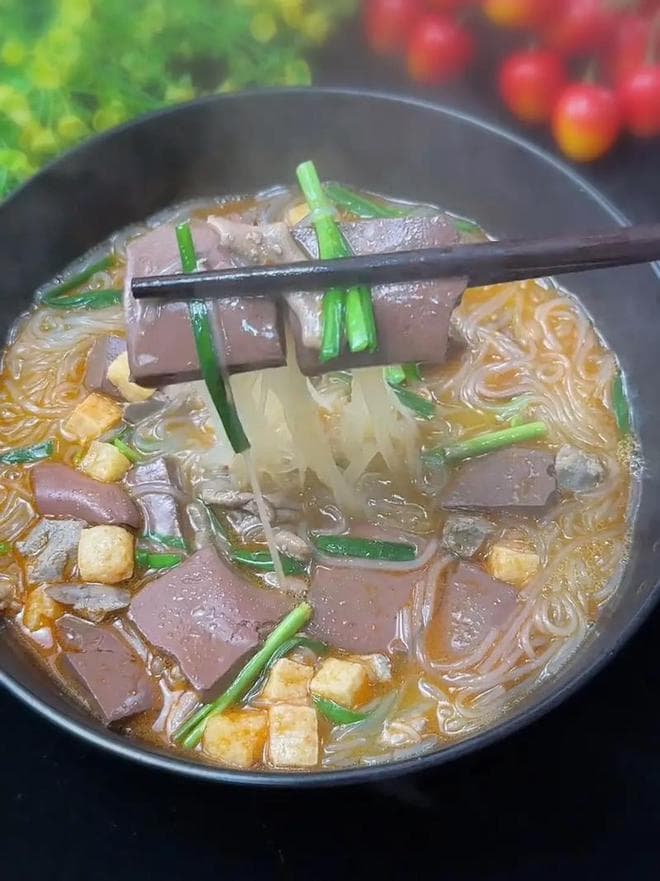 江南温情记忆：一碗鸭血粉丝汤的味蕾之旅