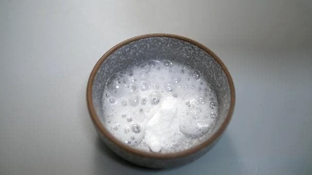 除水垢小妙招：小苏打加白醋，轻松让烧水壶洁净如新
