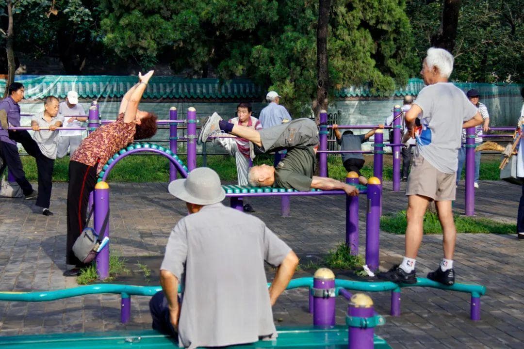 研究追踪1400多名百岁老人：不吸烟、多运动、饮食多样化是三大长寿秘诀