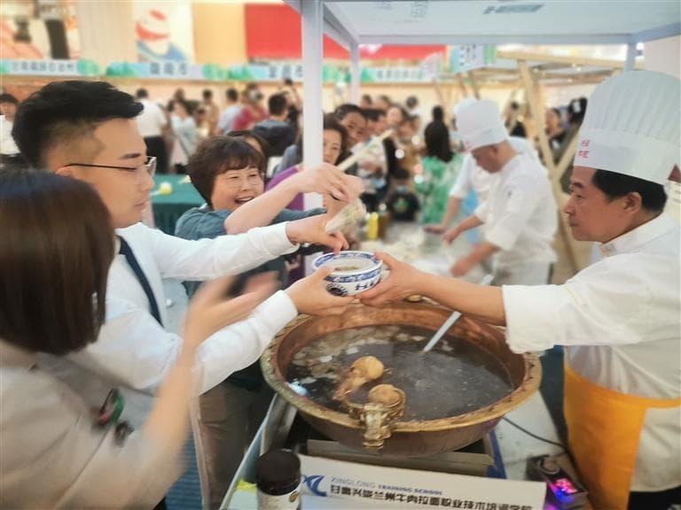味蕾狂欢 香辣酸爽感受食在金城