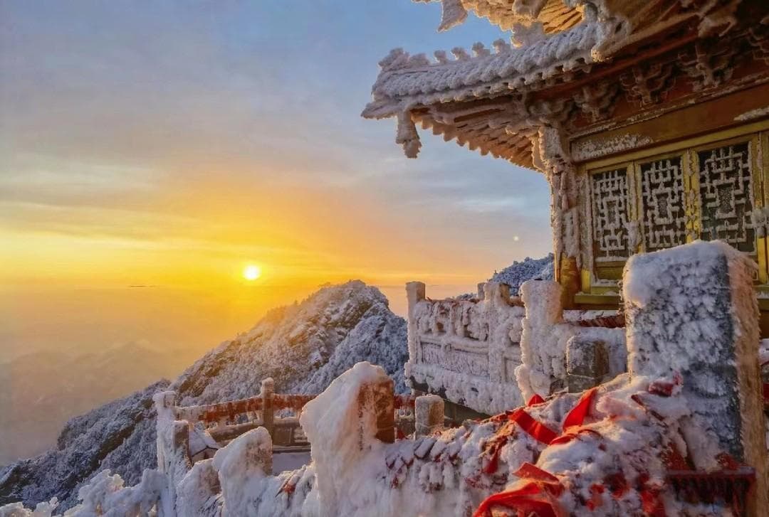 河南老君山初雪美景：银装素裹宛如童话世界