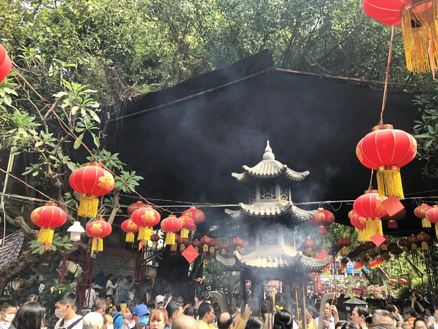 成都春节民俗活动大揭秘：庙会、灯会、川剧变脸轮番上演