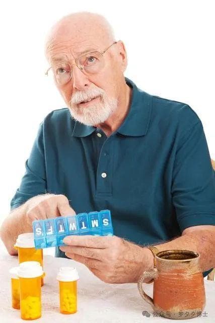 吃综合维生素片，有助于降低老年痴呆的风险