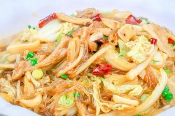 五花肉煸炒白菜粉丝：这道家家爱的家常菜的完美做法