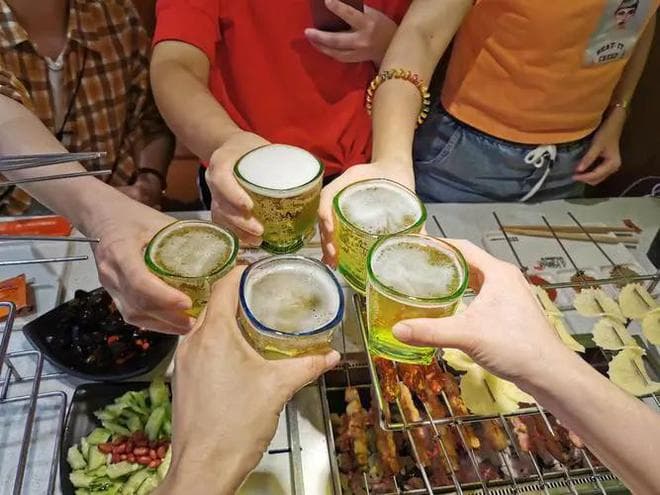 没喝完的啤酒千万别倒掉，喷在油烟机上，油污、油渍瞬间干干净净