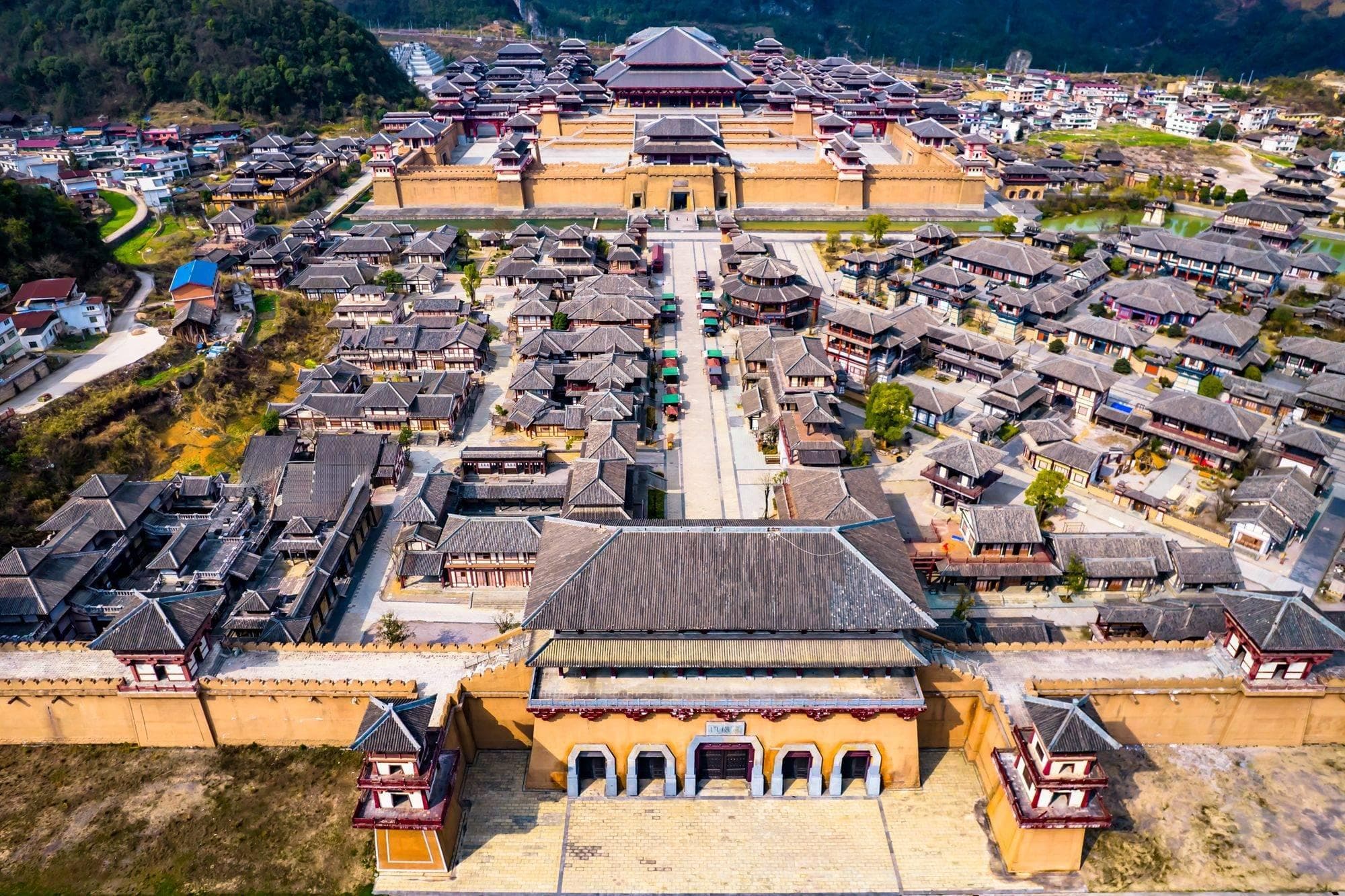 贵州都匀秦汉影视城：一座影视拍摄基地里的秦汉历史