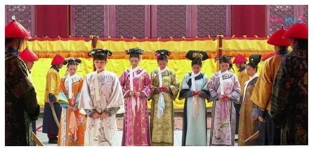 《甄嬛传》里，穿“纯元故衣”的可不止甄嬛，华妃安陵容也穿了！