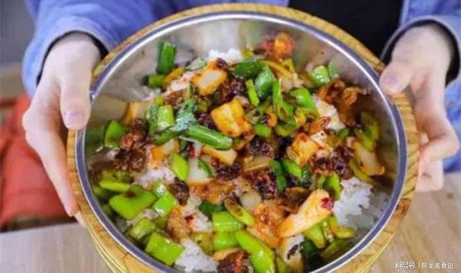 一直不明白木桶饭的木桶有什么作用，里面是不锈钢，也没有木头香